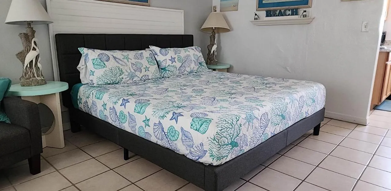 Aparthotel Turquoise Beach Retreat With Amazing Pools -King Bed Daytona Beach